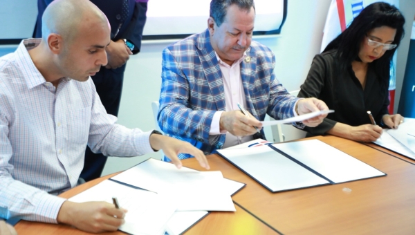 Promipyme, Uber, Intrant, firman convenio para impulsar movilidad sostenible en el país